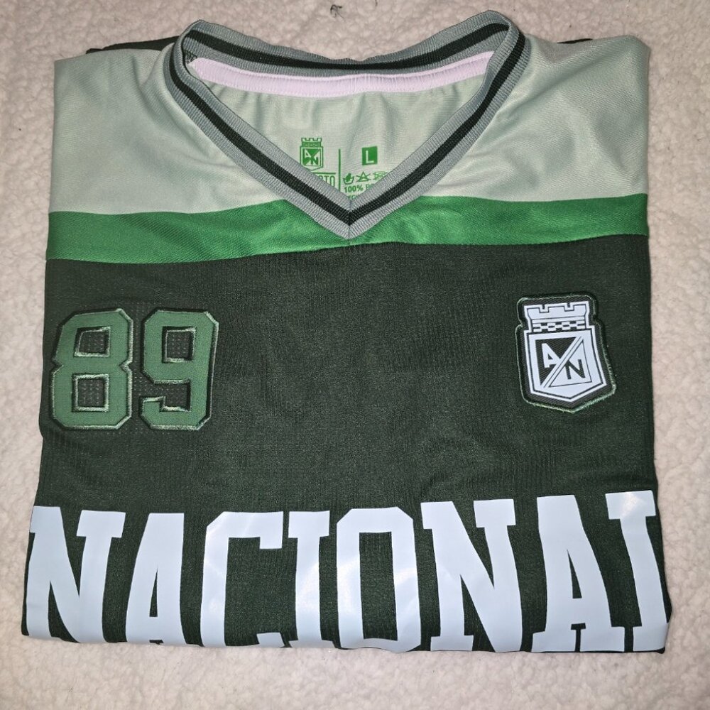 Camiseta Atlético Nacional inspirada en los diseños clásicos de la NFL